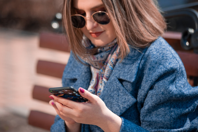 women viewing text message-8x6